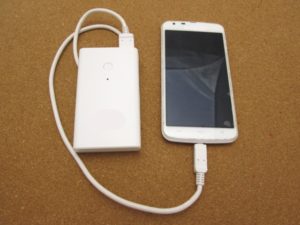 スマートフォンとポータブル充電器の画像